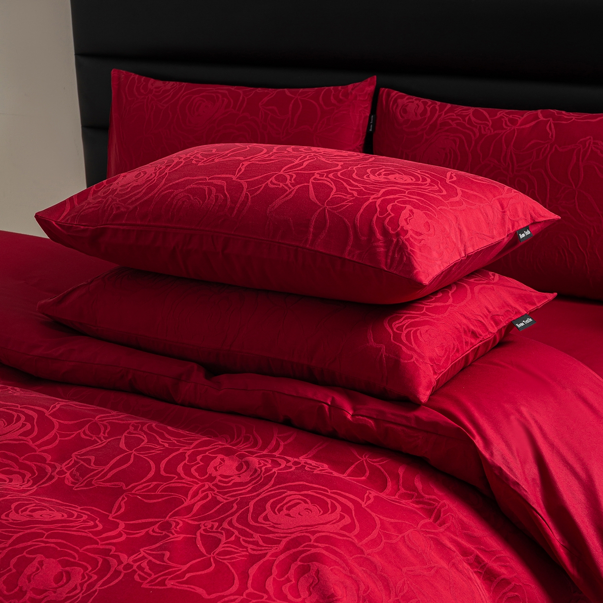 91家纺网 家纺一手货源 找家纺 典曼家纺 2026新款全棉贡缎提花红色婚庆纯棉四件套 玫香