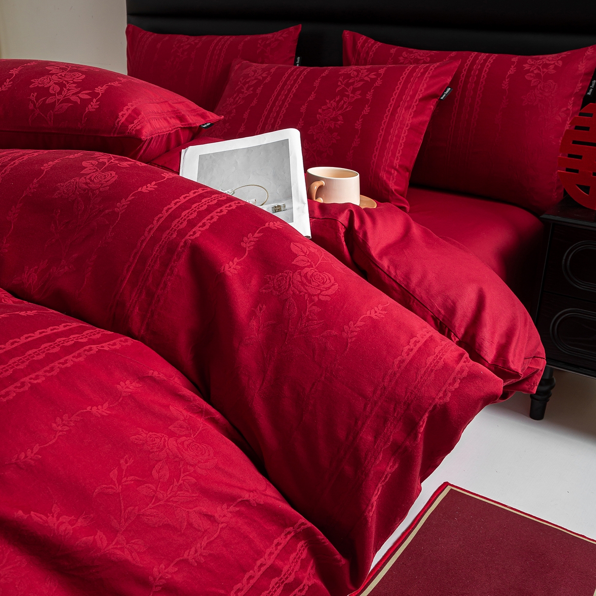 91家纺网 家纺一手货源 找家纺 典曼家纺 2026新款全棉贡缎提花红色婚庆纯棉四件套 花漾甜心-红