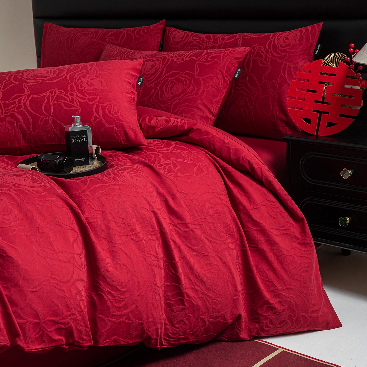 91家纺网 家纺一手货源 找家纺 典曼家纺 2026新款全棉贡缎提花红色婚庆纯棉四件套 玫香