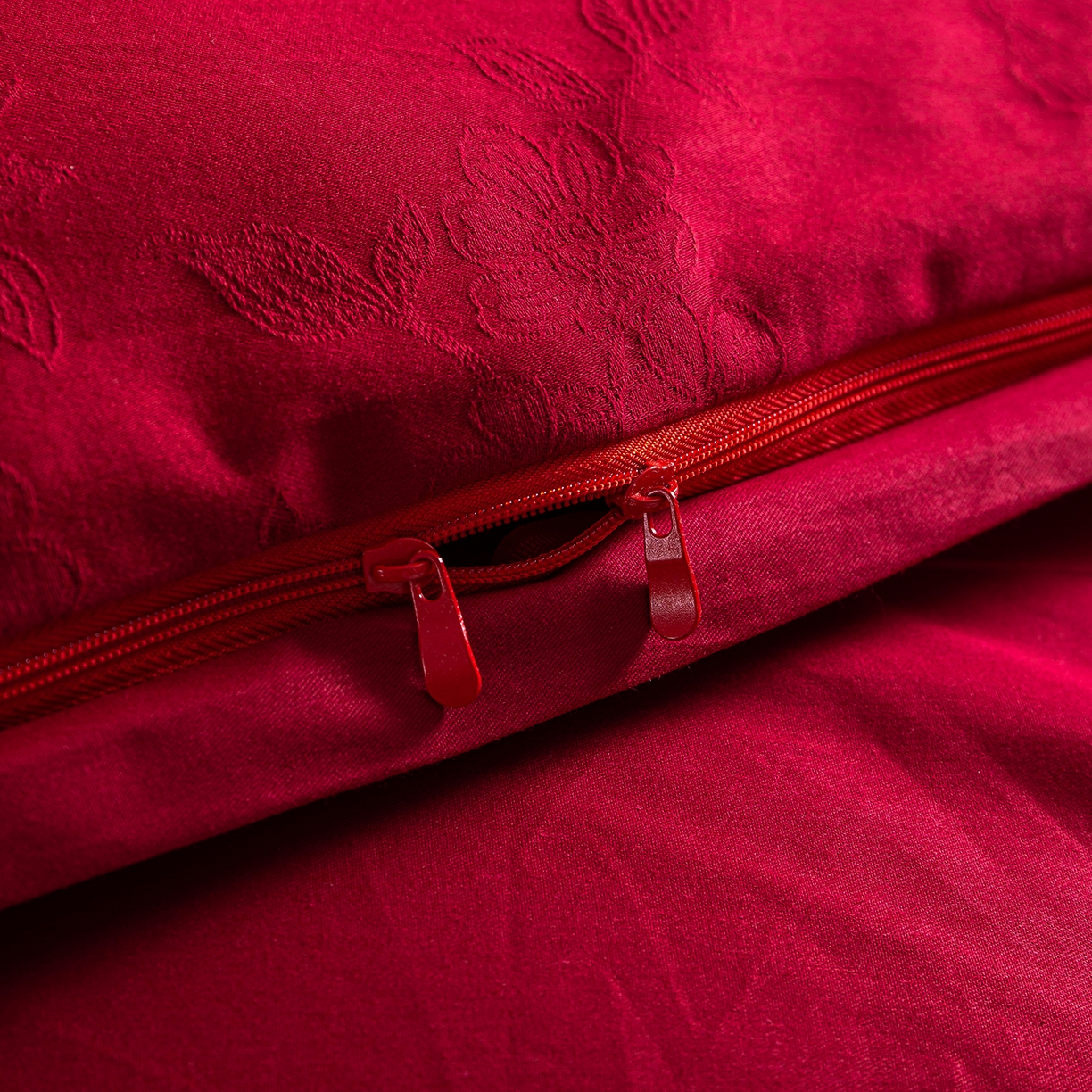 91家纺网 家纺一手货源 找家纺 典曼家纺 2026新款全棉贡缎提花红色婚庆纯棉四件套 花戏蝶