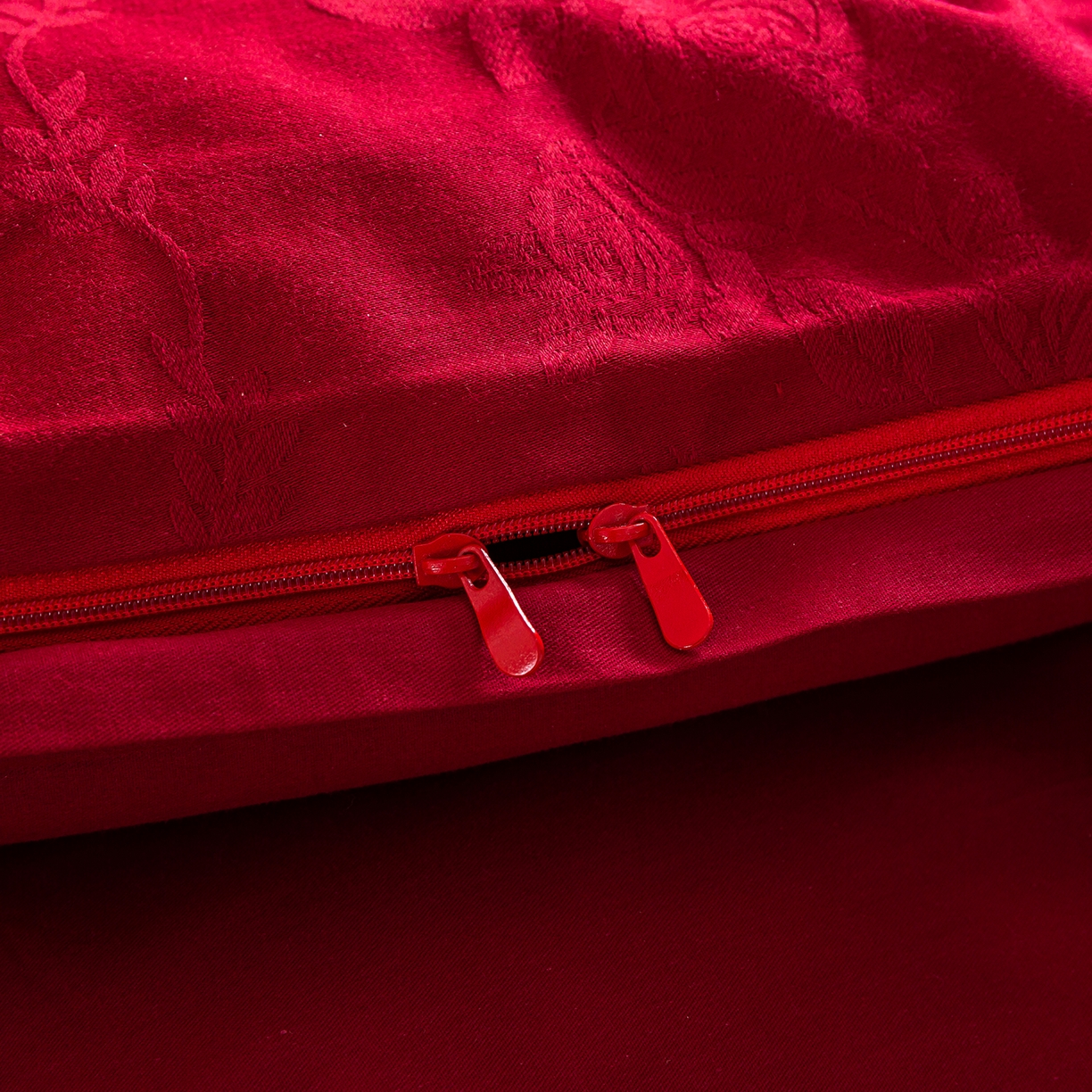 91家纺网 家纺一手货源 找家纺 典曼家纺 2026新款全棉贡缎提花红色婚庆纯棉四件套 花漾甜心-红