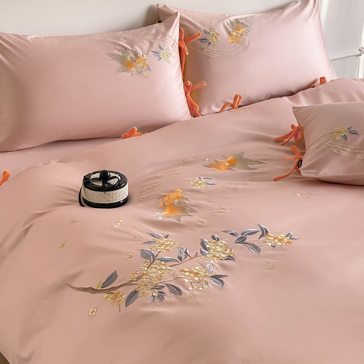 91家纺网 家纺一手货源 找家纺  2026新款50S双股A类长绒棉纯棉四件套全棉喜庆刺绣被套床单床笠-福瑞锦鲤 福瑞锦鲤-粉