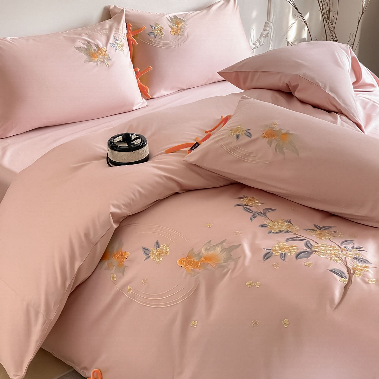 91家纺网 家纺一手货源 找家纺  2026新款50S双股A类长绒棉纯棉四件套全棉喜庆刺绣被套床单床笠-福瑞锦鲤 福瑞锦鲤-粉