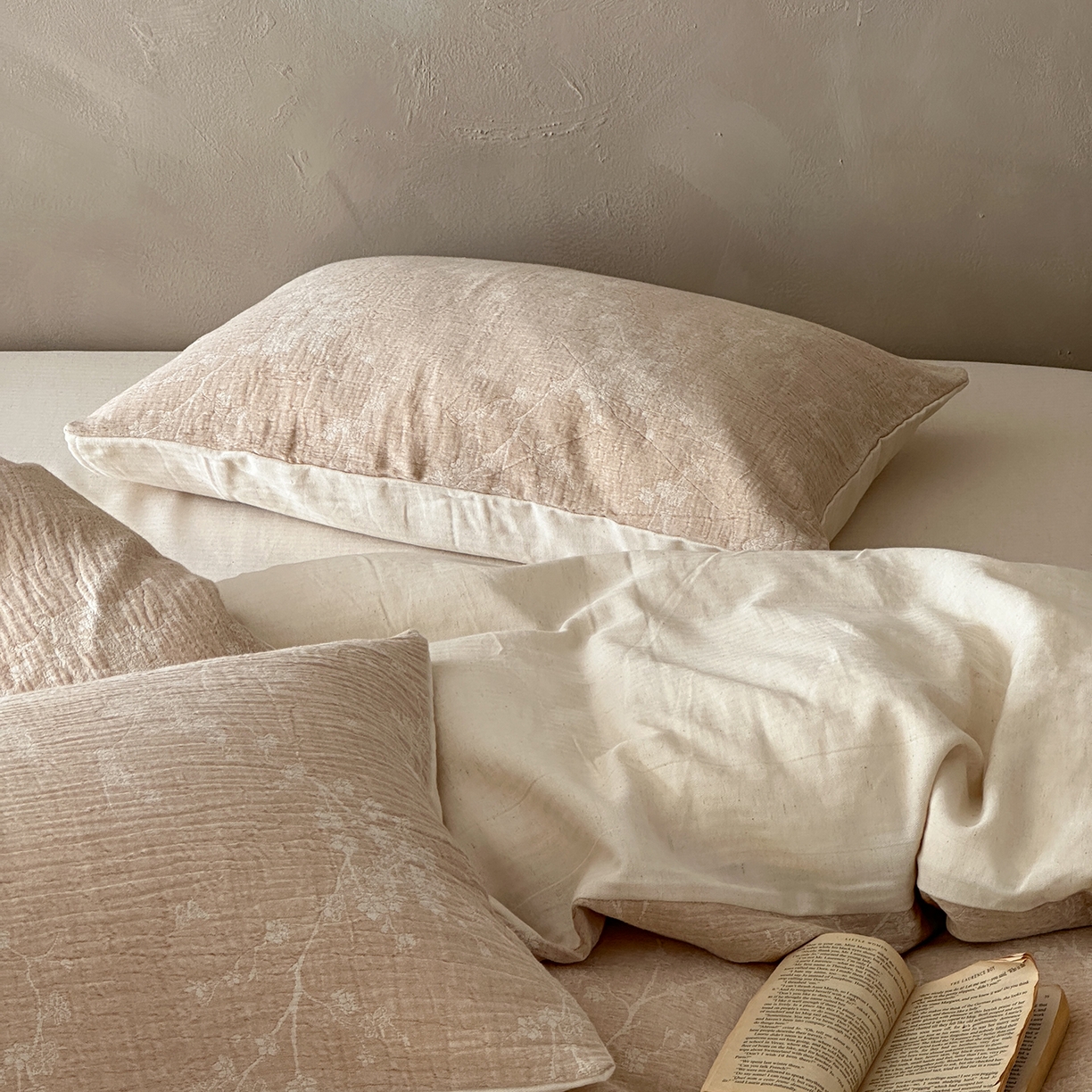 91家纺网 家纺一手货源 找家纺 爱丽丝 2026新款色织提花棉麻四件套系列 浅雾枝雪