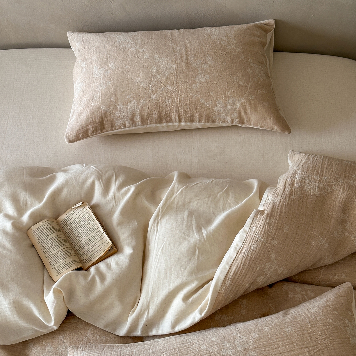 91家纺网 家纺一手货源 找家纺 爱丽丝 2026新款色织提花棉麻四件套系列 浅雾枝雪