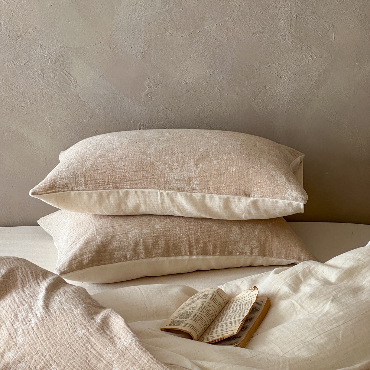 91家纺网 家纺一手货源 找家纺 爱丽丝 2026新款色织提花棉麻四件套系列 浅雾枝雪