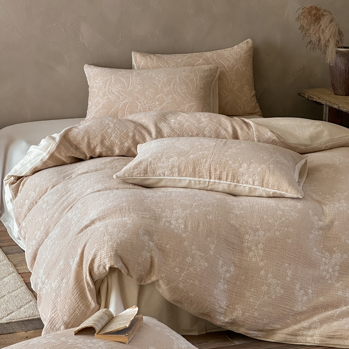 91家纺网 家纺一手货源 找家纺 爱丽丝 2026新款色织提花棉麻四件套系列 浅雾枝雪