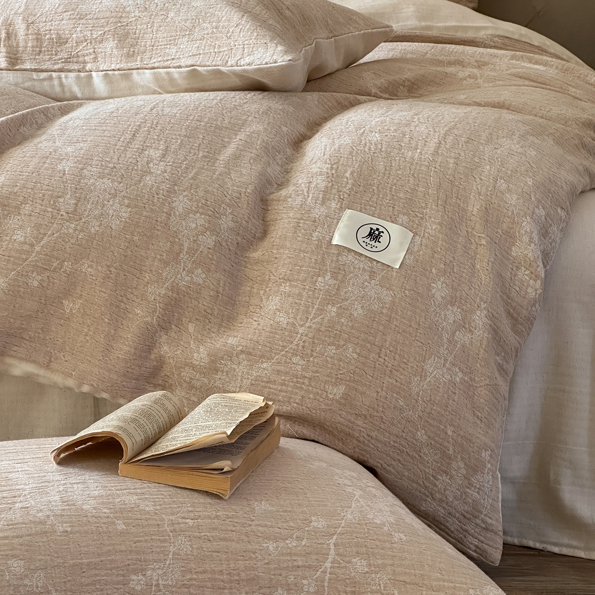 91家纺网 家纺一手货源 找家纺 爱丽丝 2026新款色织提花棉麻四件套系列 浅雾枝雪