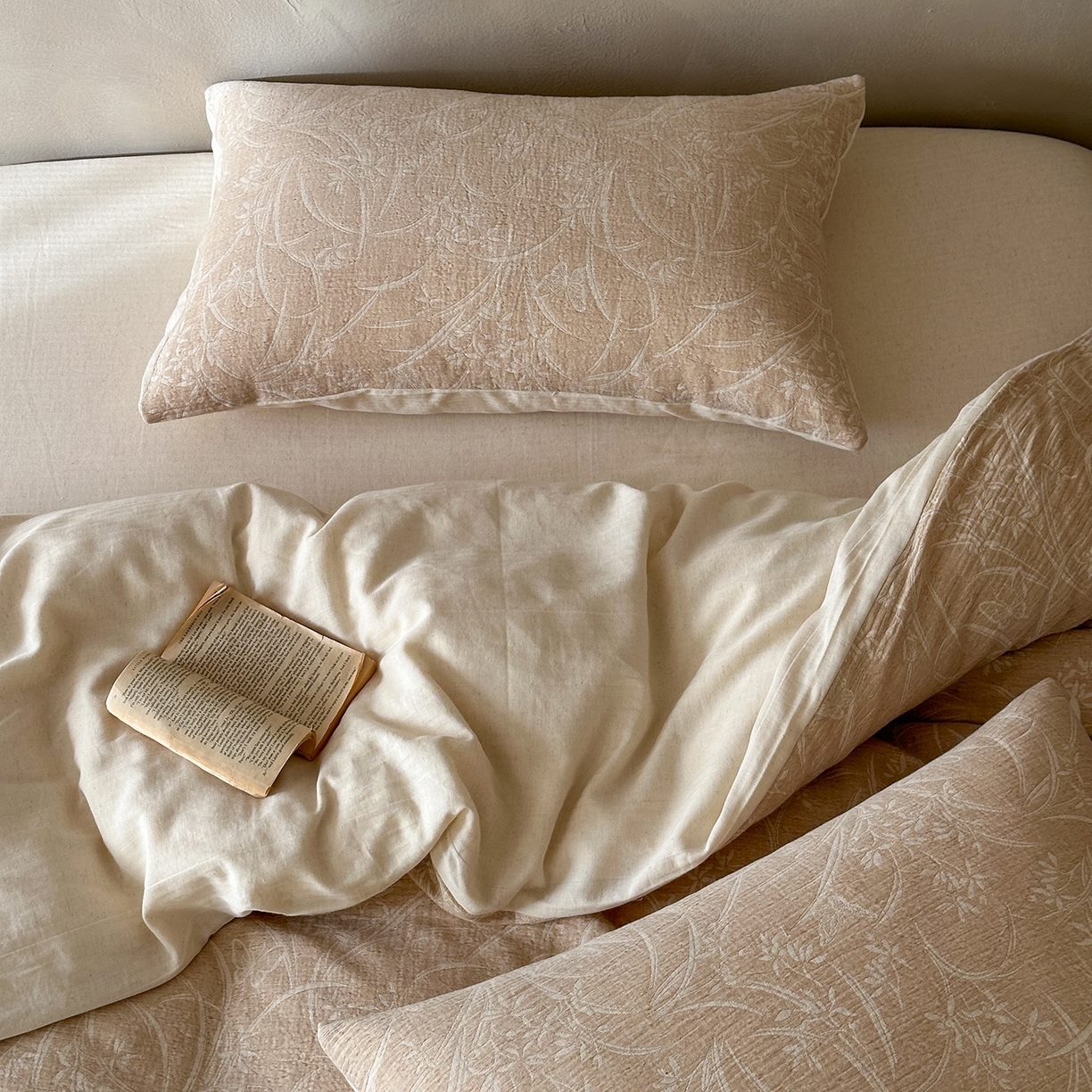 91家纺网 家纺一手货源 找家纺 爱丽丝 2026新款色织提花棉麻四件套系列 蝶影花汀