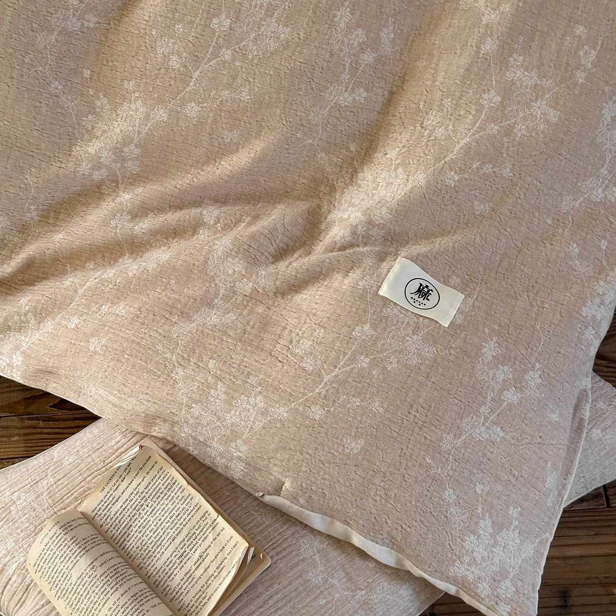 91家纺网 家纺一手货源 找家纺 爱丽丝 2026新款色织提花棉麻四件套系列 浅雾枝雪