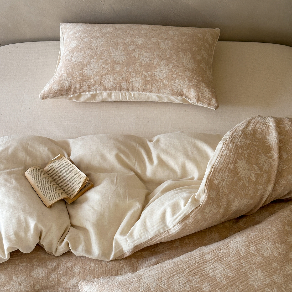 91家纺网 家纺一手货源 找家纺 爱丽丝 2026新款色织提花棉麻四件套系列 浅絮花颜