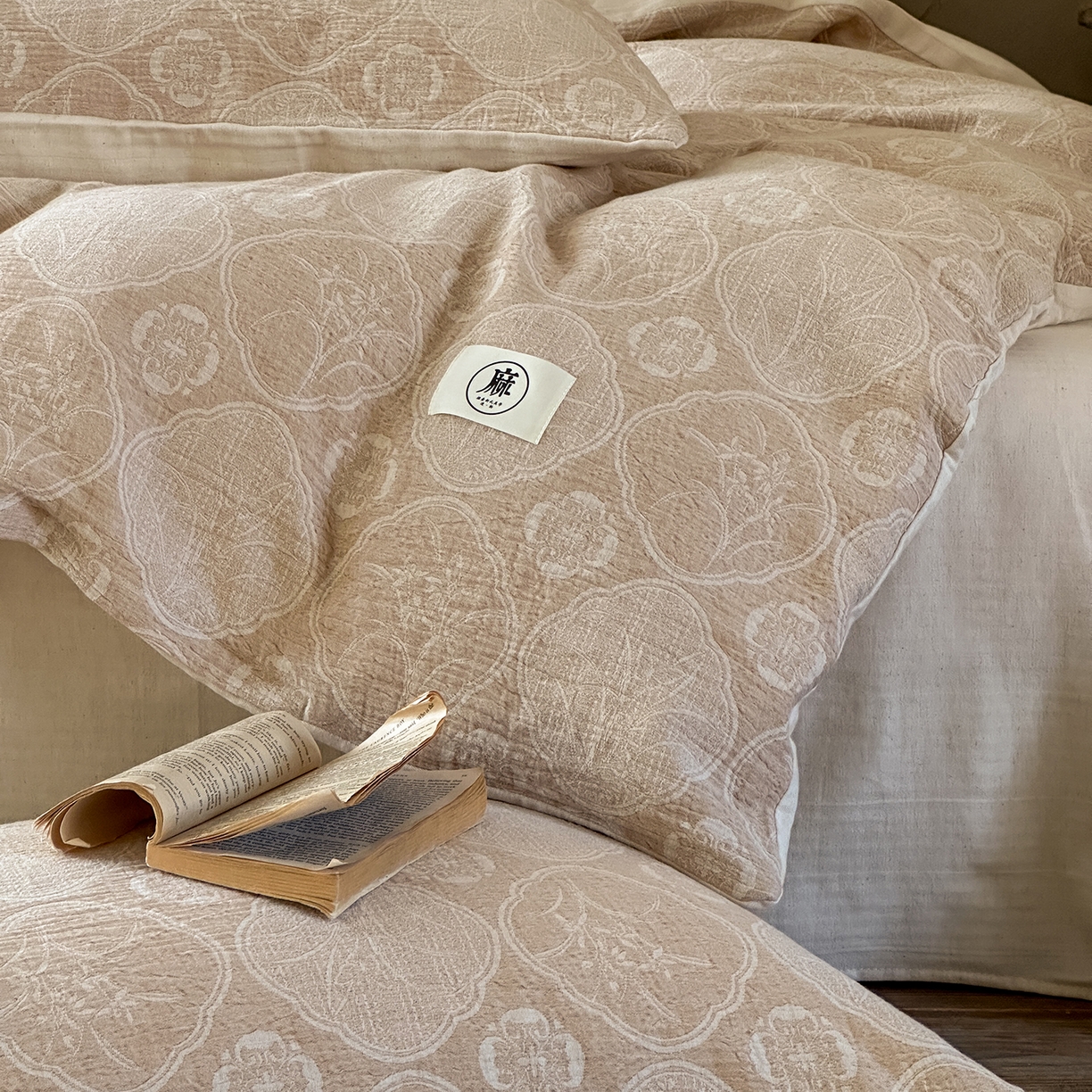 91家纺网 家纺一手货源 找家纺 爱丽丝 2026新款色织提花棉麻四件套系列 栖云锦团