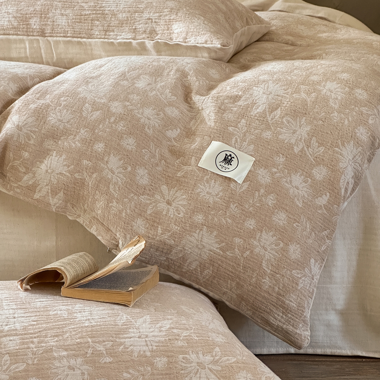 91家纺网 家纺一手货源 找家纺 爱丽丝 2026新款色织提花棉麻四件套系列 浅絮花颜