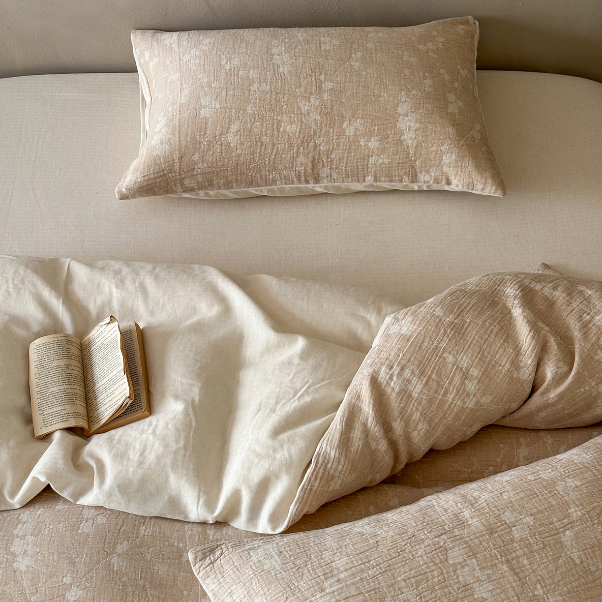 91家纺网 家纺一手货源 找家纺 爱丽丝 2026新款色织提花棉麻四件套系列 烟枝花缕