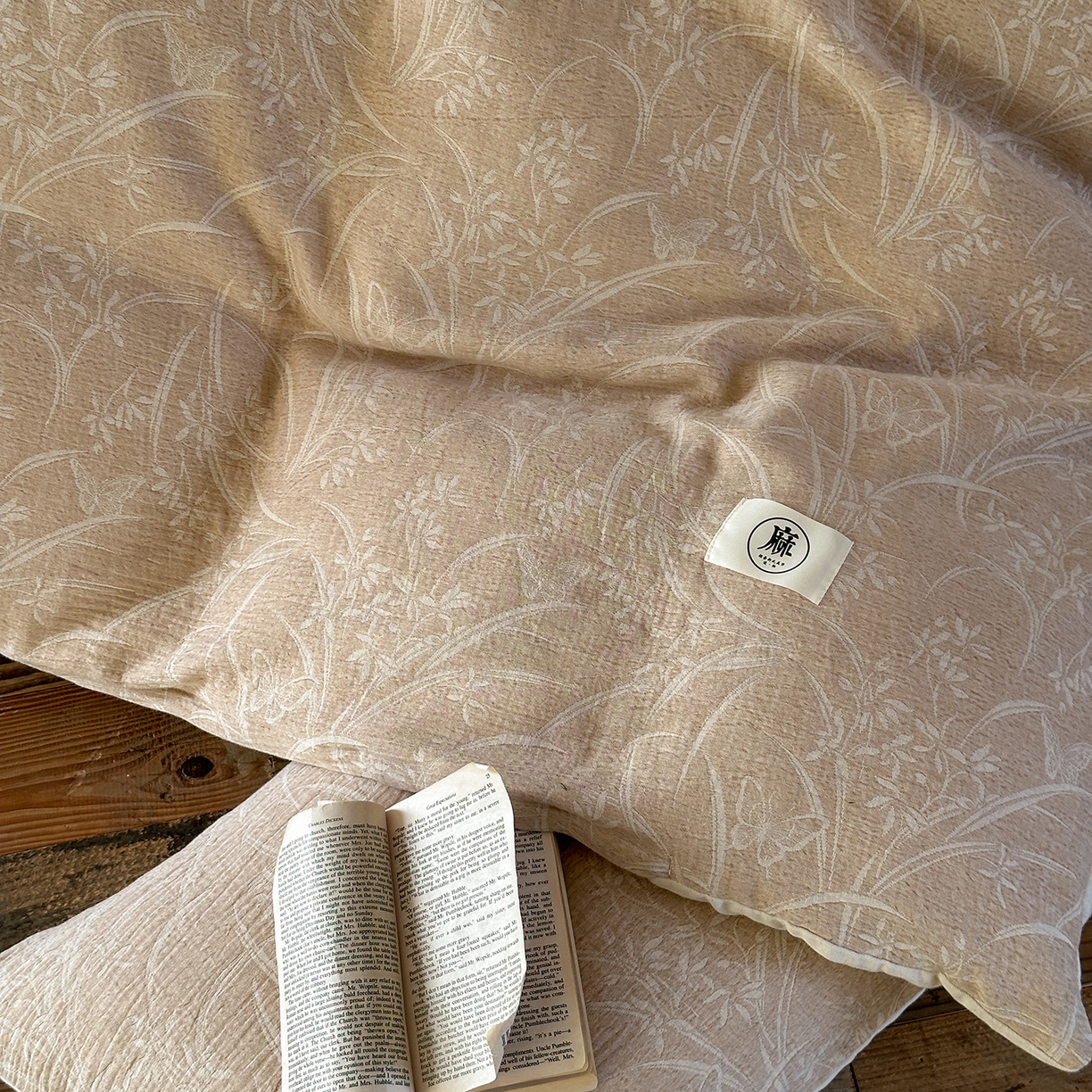 91家纺网 家纺一手货源 找家纺 爱丽丝 2026新款色织提花棉麻四件套系列 蝶影花汀