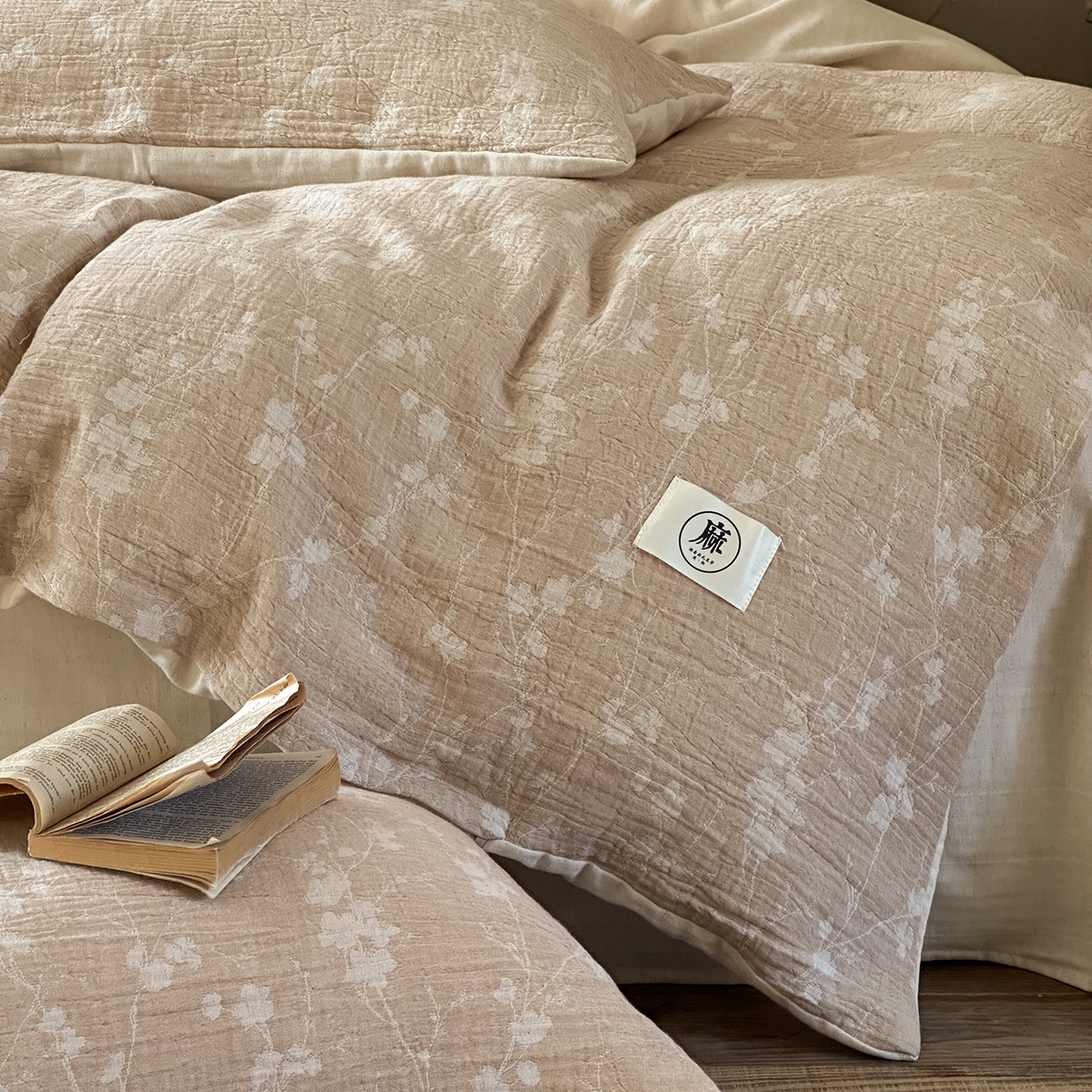 91家纺网 家纺一手货源 找家纺 爱丽丝 2026新款色织提花棉麻四件套系列 烟枝花缕