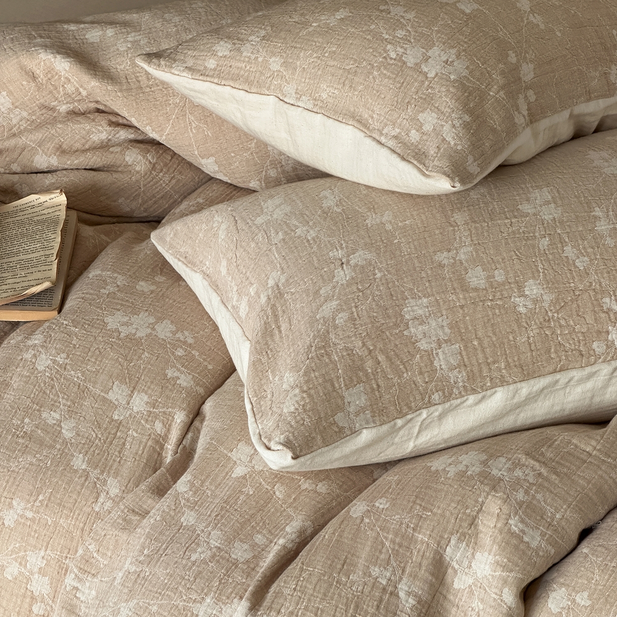 91家纺网 家纺一手货源 找家纺 爱丽丝 2026新款色织提花棉麻四件套系列 烟枝花缕