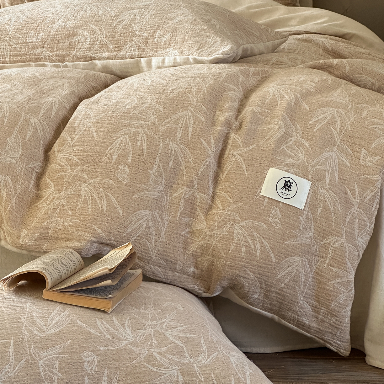 91家纺网 家纺一手货源 找家纺 爱丽丝 2026新款色织提花棉麻四件套系列 竹影栖蝶