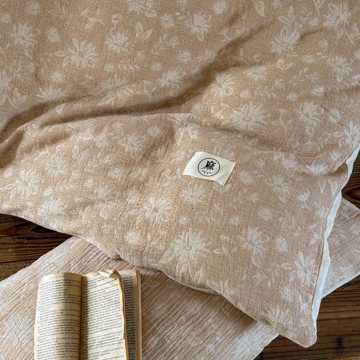 91家纺网 家纺一手货源 找家纺 爱丽丝 2026新款色织提花棉麻四件套系列 浅絮花颜