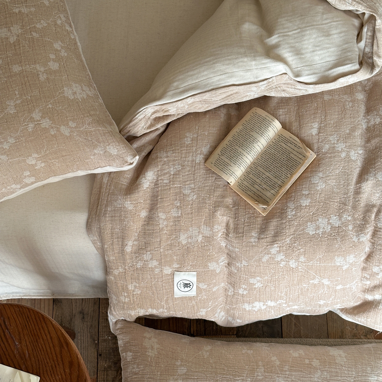 91家纺网 家纺一手货源 找家纺 爱丽丝 2026新款色织提花棉麻四件套系列 烟枝花缕