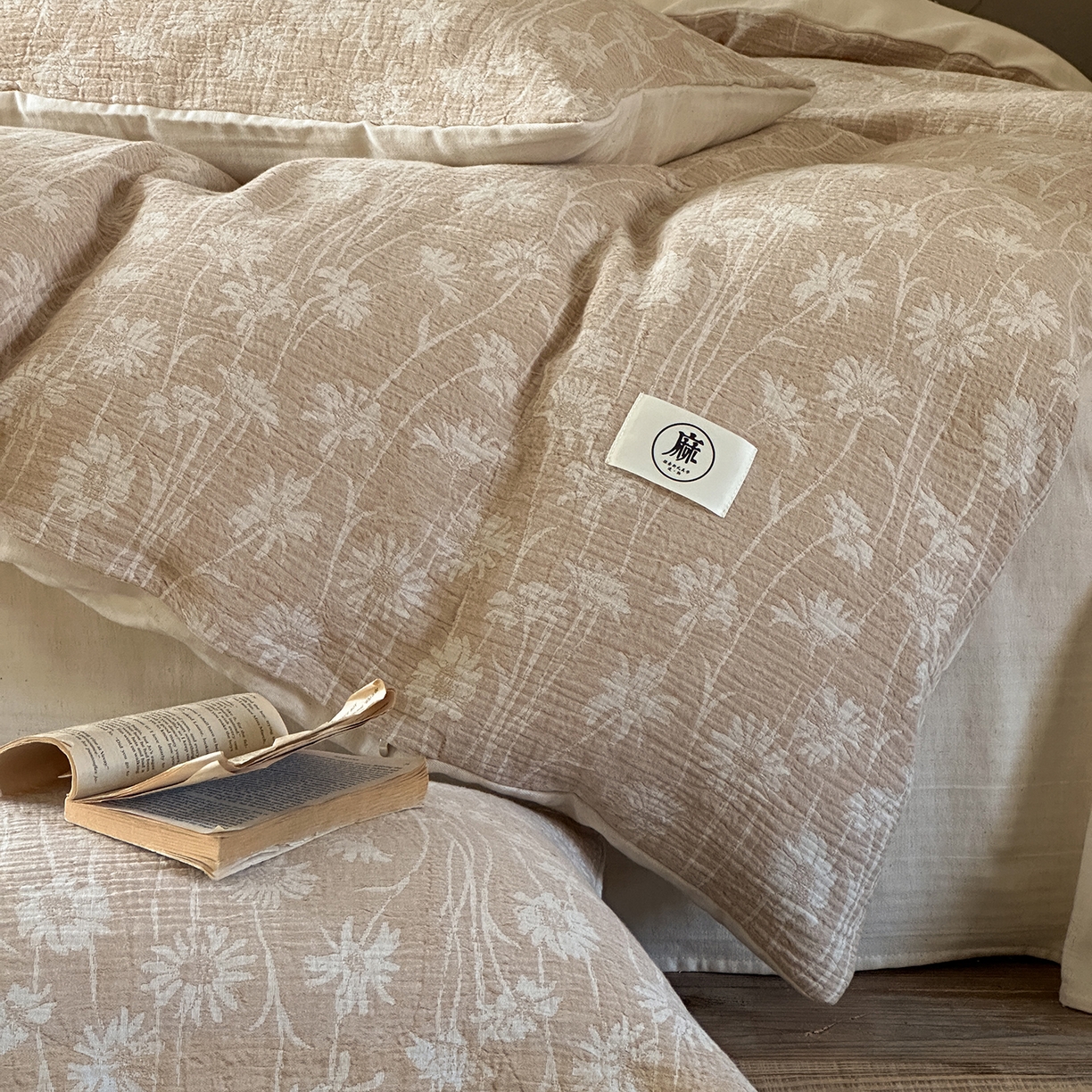 91家纺网 家纺一手货源 找家纺 爱丽丝 2026新款色织提花棉麻四件套系列 素枝花曳