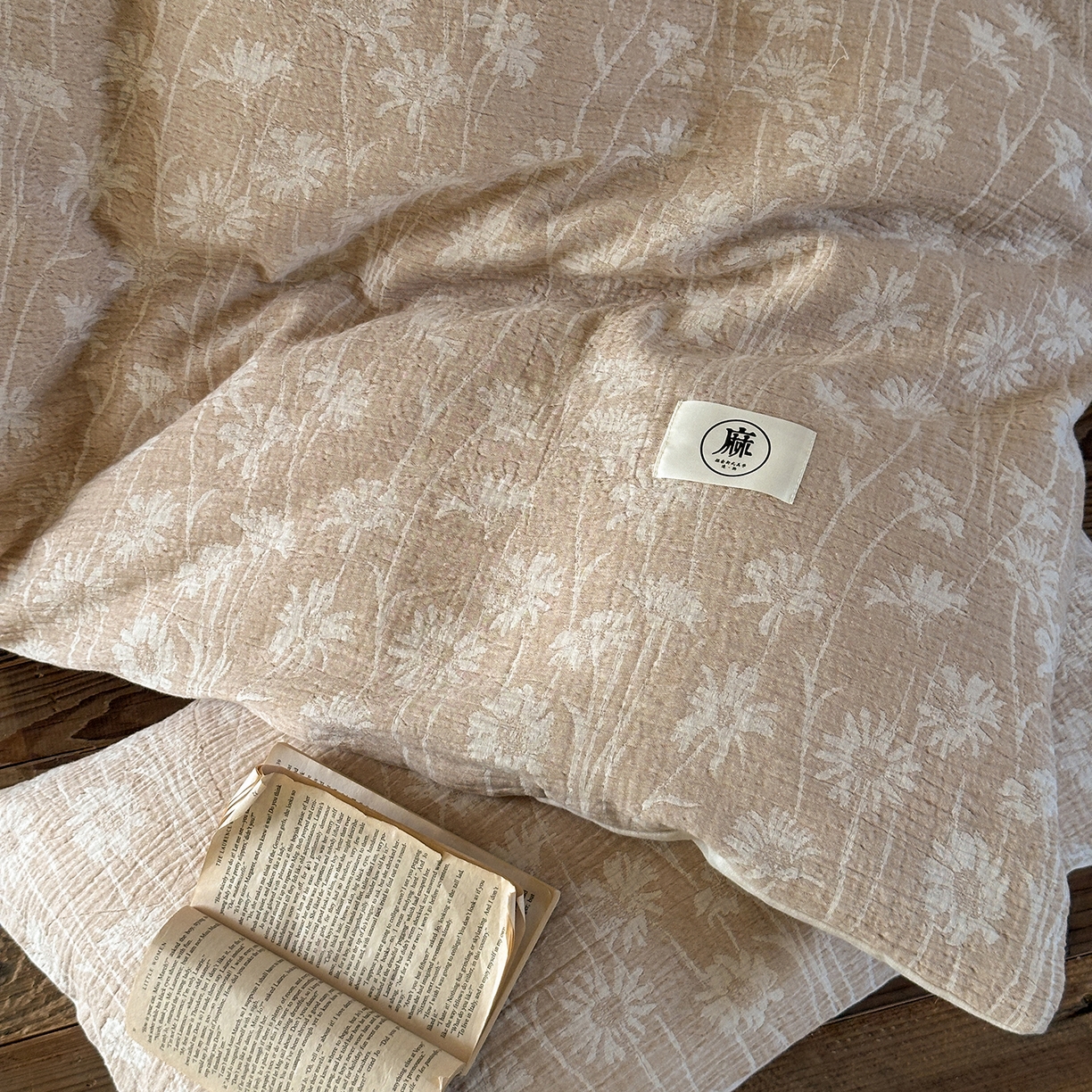 91家纺网 家纺一手货源 找家纺 爱丽丝 2026新款色织提花棉麻四件套系列 素枝花曳