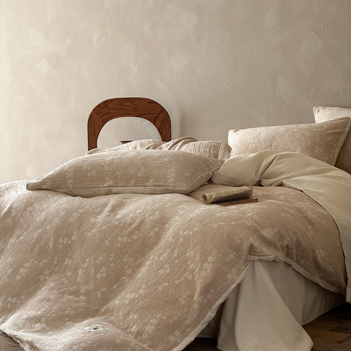 91家纺网 家纺一手货源 找家纺 爱丽丝 2026新款色织提花棉麻四件套系列 烟枝花缕