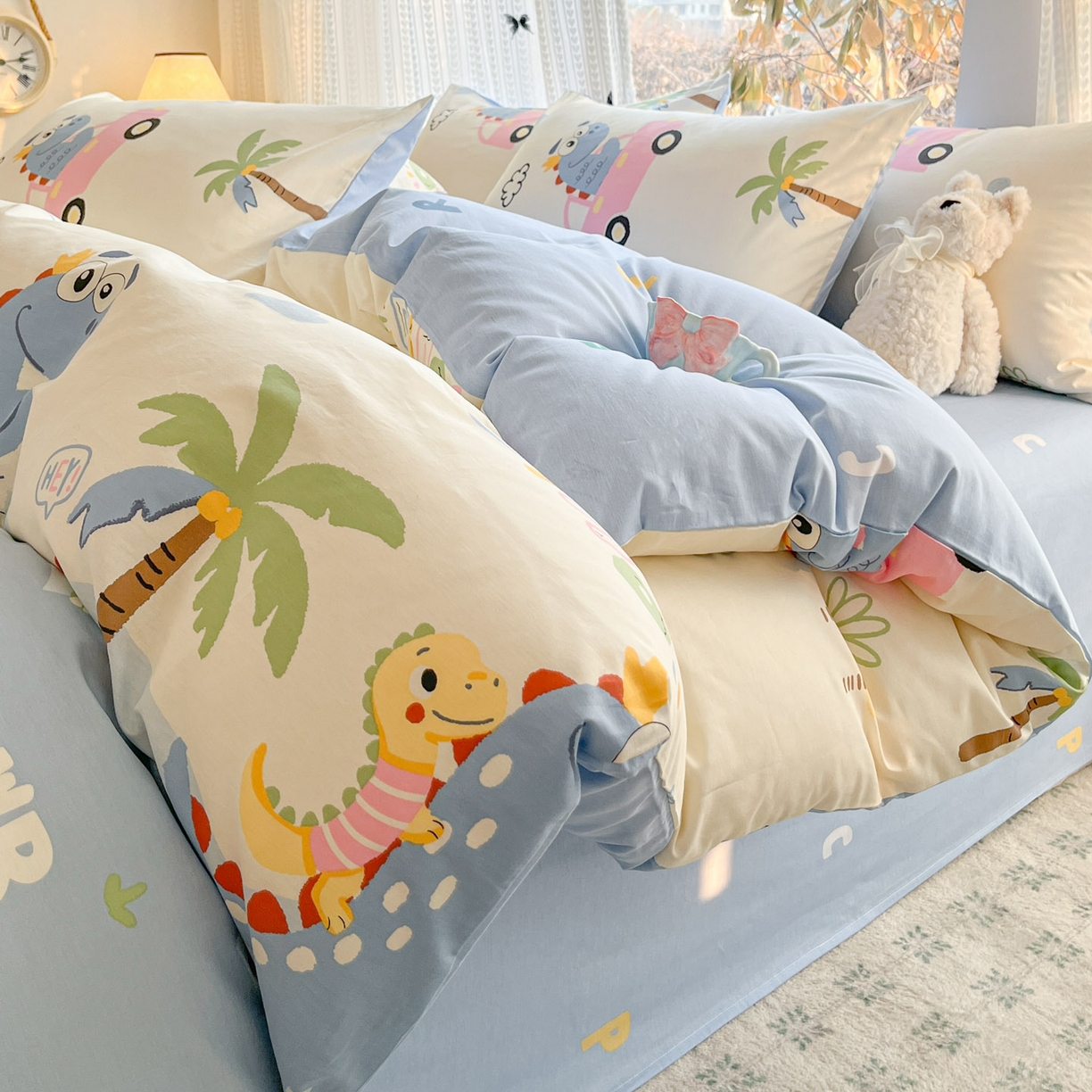 91家纺网 家纺一手货源 找家纺 吉象家纺 2026春夏新款全棉印花四件套第二批 度假恐龙蓝