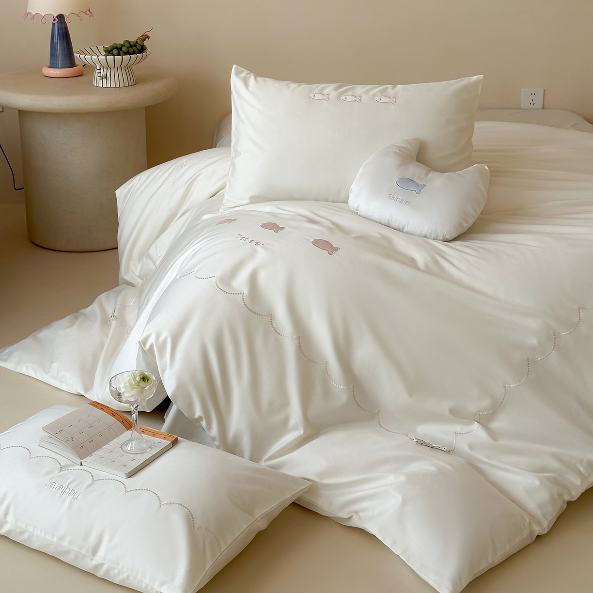 91家纺网 家纺一手货源 找家纺 （总）极简 2026新款100S长绒棉刺绣四件套-萌趣小鱼（小号控价258标准288加大308）