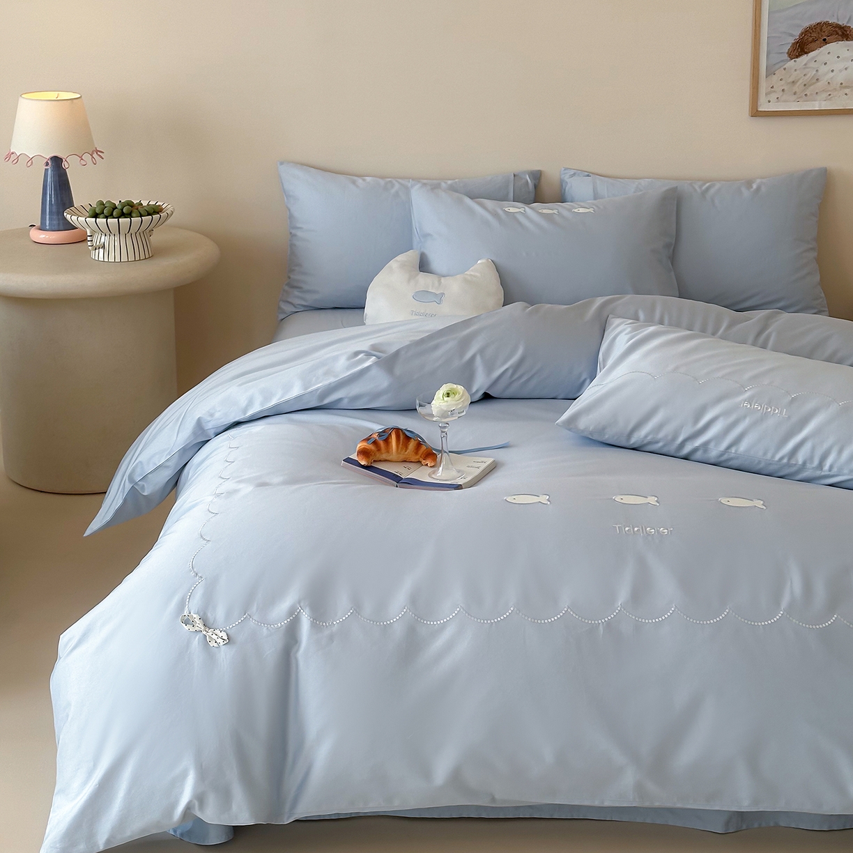 91家纺网 家纺一手货源 找家纺 极简 2026新款100S长绒棉刺绣四件套-萌趣小鱼（小号控价258标准288加大308） 萌趣小鱼-蓝