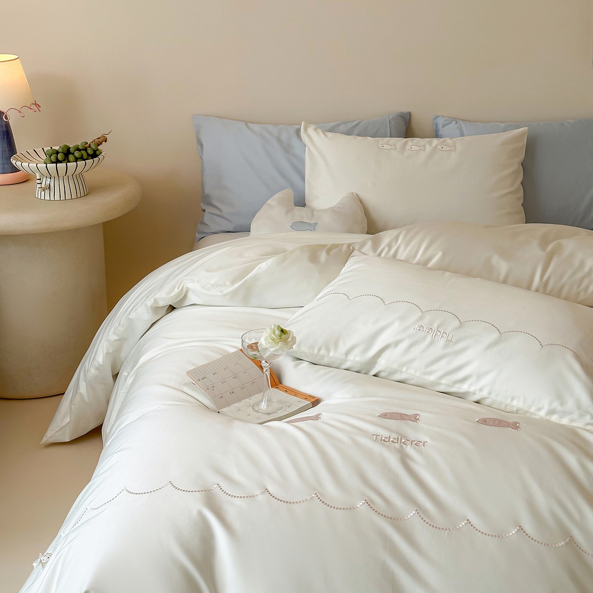 91家纺网 家纺一手货源 找家纺 极简 2026新款100S长绒棉刺绣四件套-萌趣小鱼（小号控价258标准288加大308） 萌趣小鱼-白