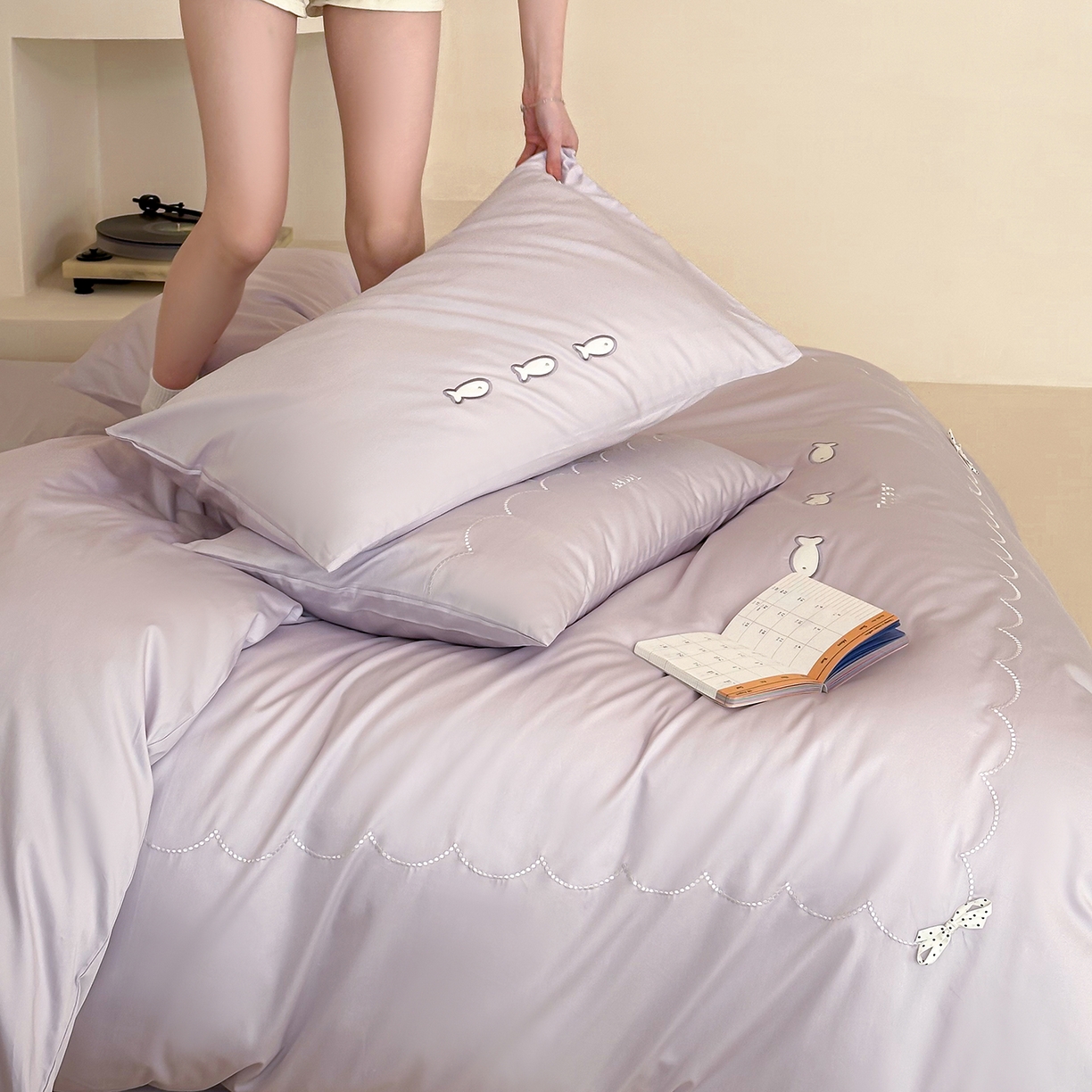 91家纺网 家纺一手货源 找家纺 极简 2026新款100S长绒棉刺绣四件套-萌趣小鱼（小号控价258标准288加大308） 萌趣小鱼-紫