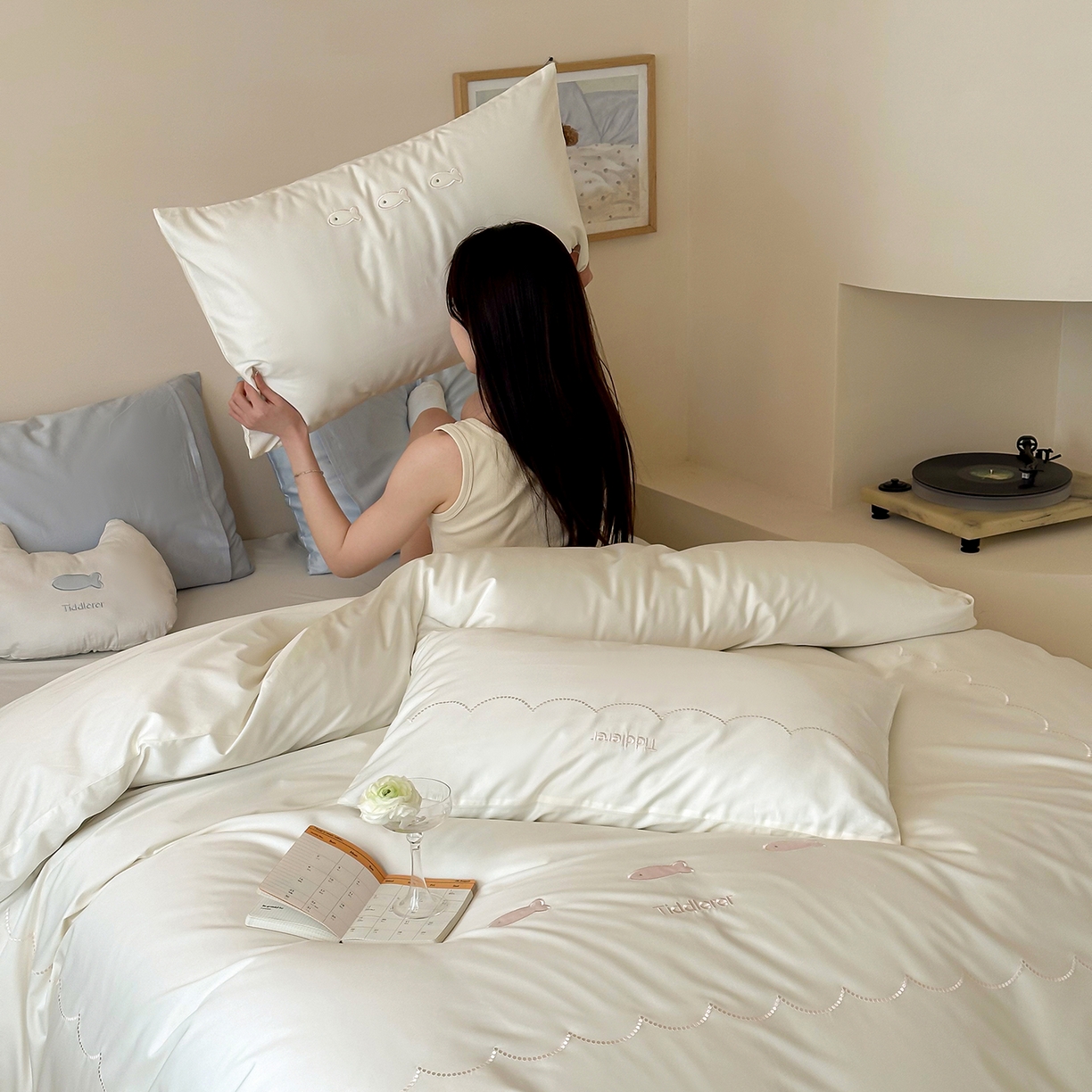 91家纺网 家纺一手货源 找家纺 极简 2026新款100S长绒棉刺绣四件套-萌趣小鱼（小号控价258标准288加大308） 萌趣小鱼-白