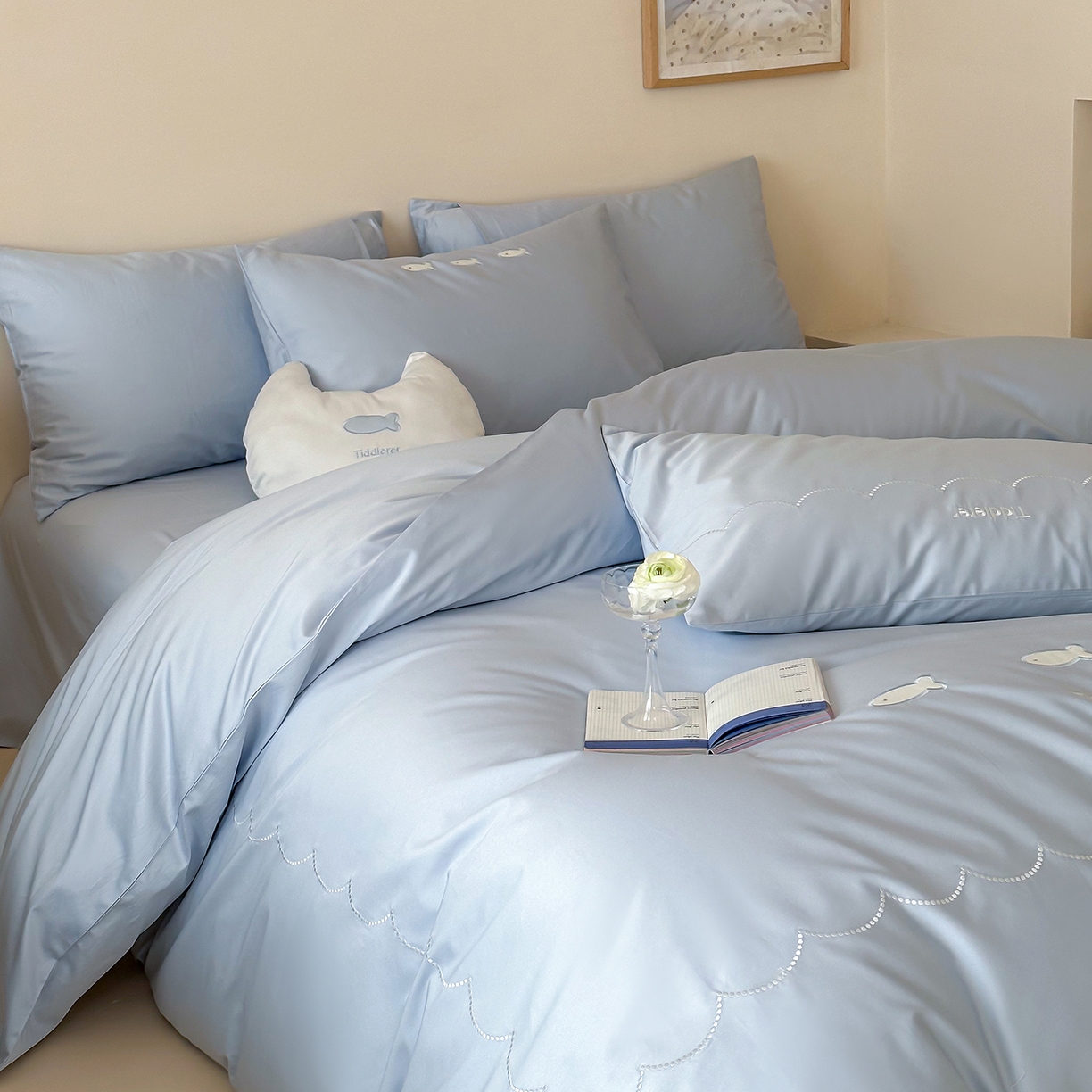 91家纺网 家纺一手货源 找家纺 极简 2026新款100S长绒棉刺绣四件套-萌趣小鱼（小号控价258标准288加大308） 萌趣小鱼-蓝