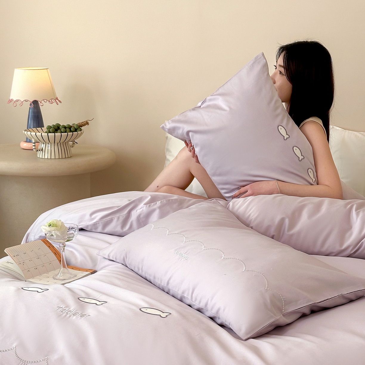 91家纺网 家纺一手货源 找家纺 极简 2026新款100S长绒棉刺绣四件套-萌趣小鱼（小号控价258标准288加大308） 萌趣小鱼-紫