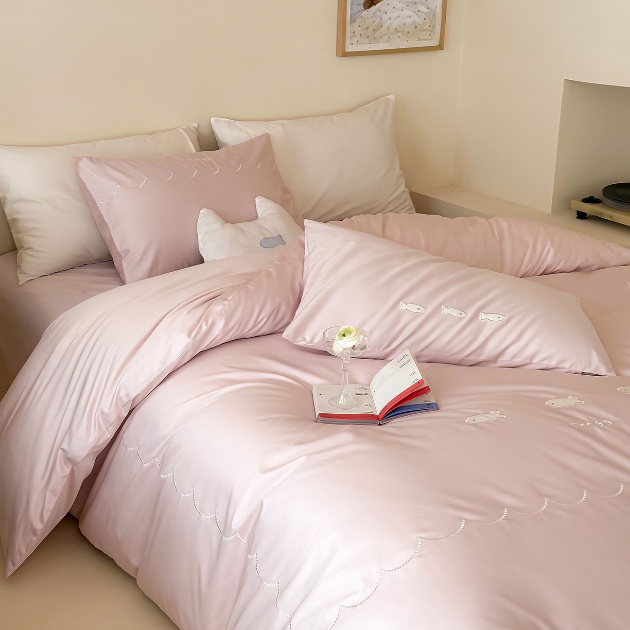 91家纺网 家纺一手货源 找家纺 极简 2026新款100S长绒棉刺绣四件套-萌趣小鱼（小号控价258标准288加大308） 萌趣小鱼-粉