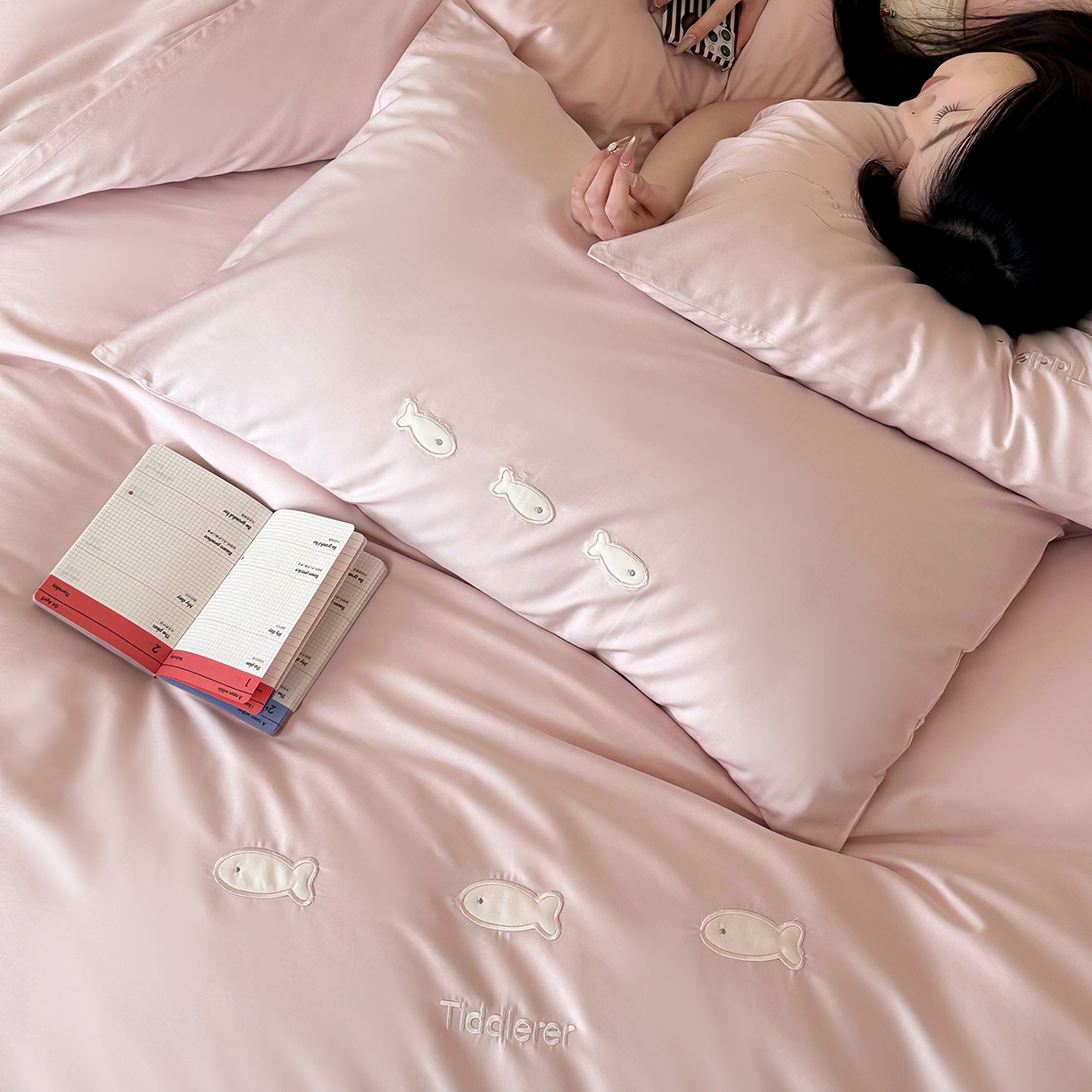 91家纺网 家纺一手货源 找家纺 极简 2026新款100S长绒棉刺绣四件套-萌趣小鱼（小号控价258标准288加大308） 萌趣小鱼-粉