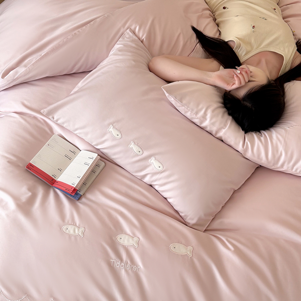 91家纺网 家纺一手货源 找家纺 极简 2026新款100S长绒棉刺绣四件套-萌趣小鱼（小号控价258标准288加大308） 萌趣小鱼-粉