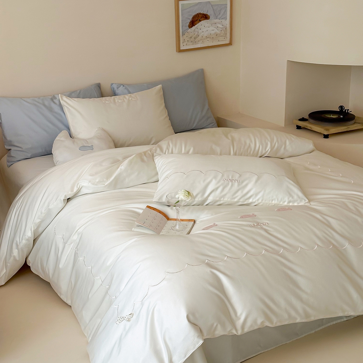 91家纺网 家纺一手货源 找家纺 极简 2026新款100S长绒棉刺绣四件套-萌趣小鱼（小号控价258标准288加大308） 萌趣小鱼-白