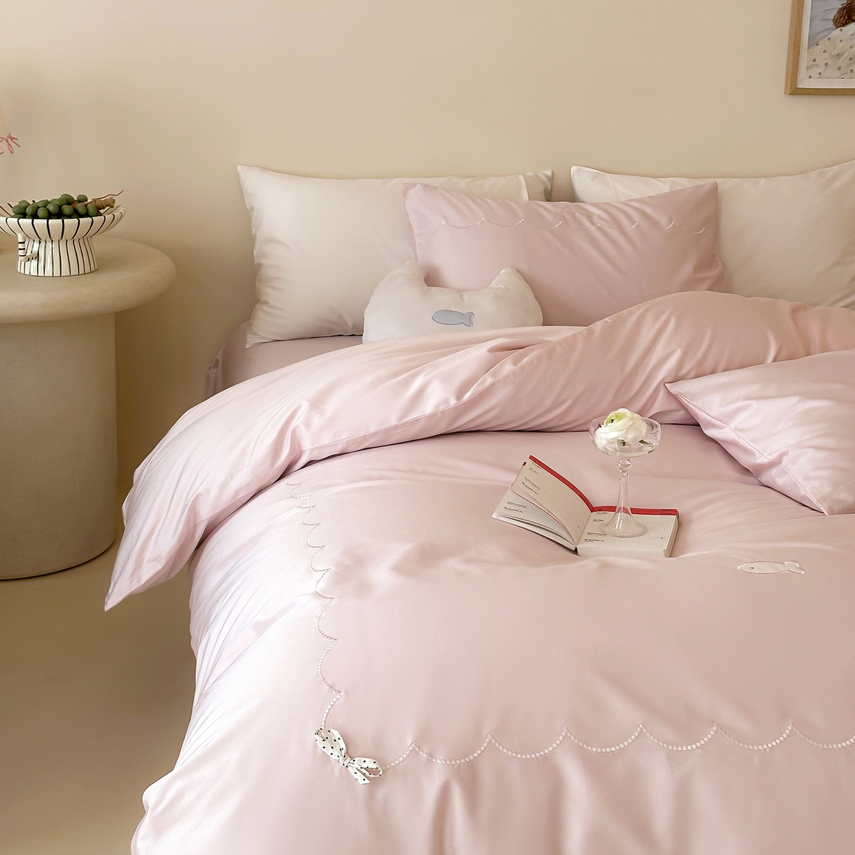 91家纺网 家纺一手货源 找家纺 极简 2026新款100S长绒棉刺绣四件套-萌趣小鱼（小号控价258标准288加大308） 萌趣小鱼-粉