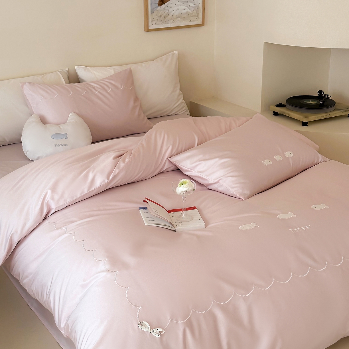 91家纺网 家纺一手货源 找家纺 极简 2026新款100S长绒棉刺绣四件套-萌趣小鱼（小号控价258标准288加大308） 萌趣小鱼-粉