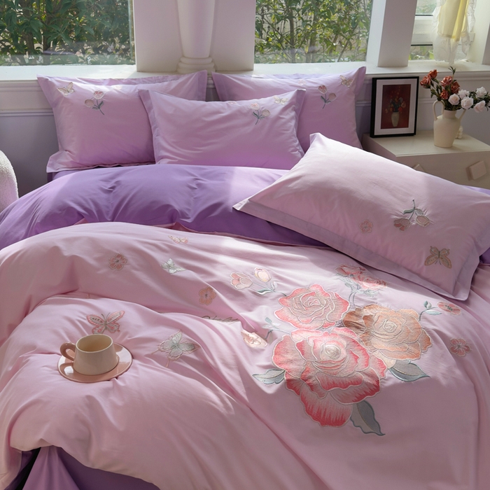 91家纺网 家纺一手货源 找家纺 铭博家纺 2026新款13372新款100%全棉刺绣工艺款四件套-蝶舞玫瑰系列 蝶舞玫瑰-槿紫