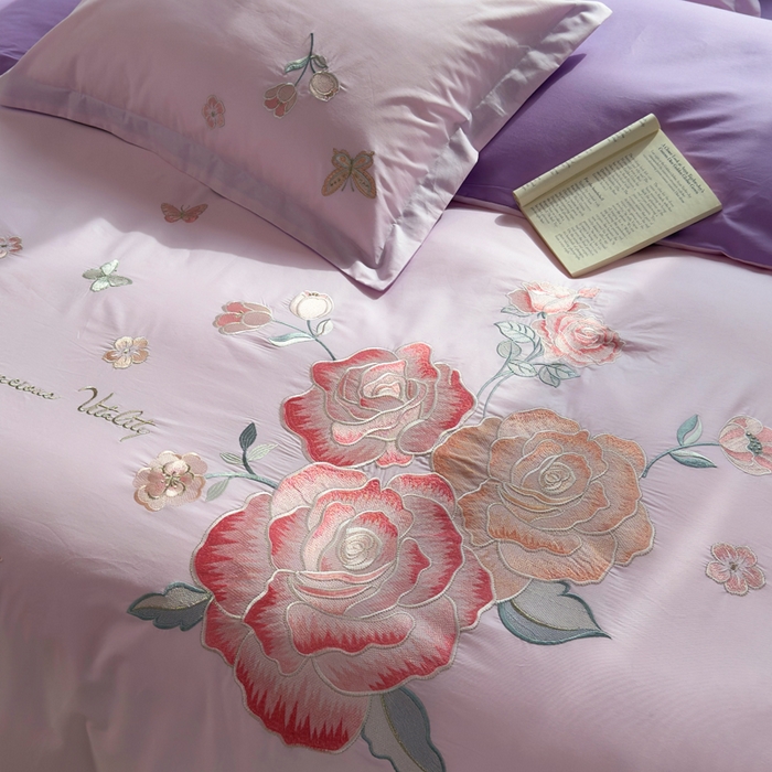 91家纺网 家纺一手货源 找家纺 铭博家纺 2026新款13372新款100%全棉刺绣工艺款四件套-蝶舞玫瑰系列 蝶舞玫瑰-槿紫