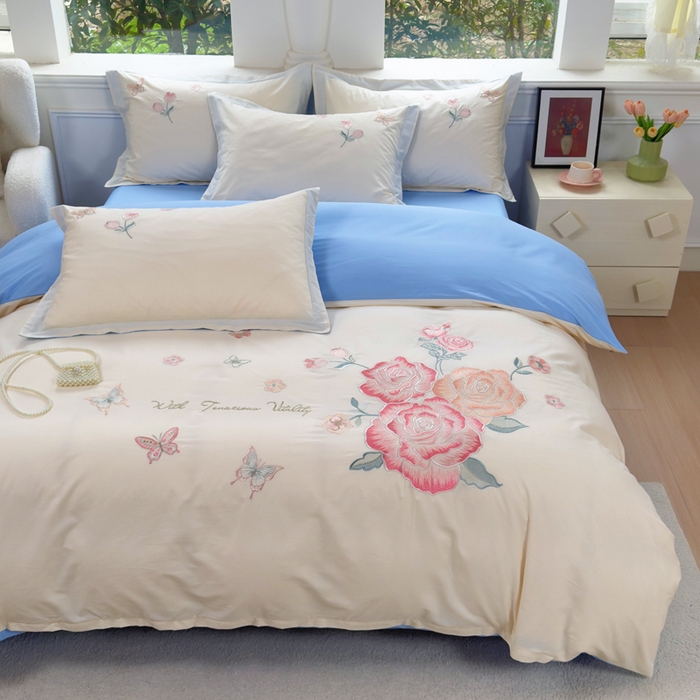 91家纺网 家纺一手货源 找家纺 铭博家纺 2026新款13372新款100%全棉刺绣工艺款四件套-蝶舞玫瑰系列 蝶舞玫瑰-米蓝