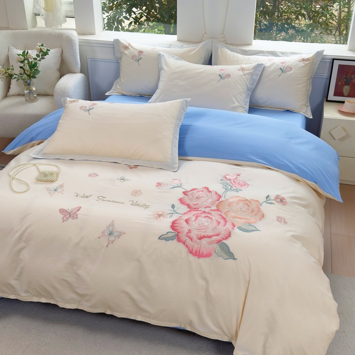 91家纺网 家纺一手货源 找家纺 铭博家纺 2026新款13372新款100%全棉刺绣工艺款四件套-蝶舞玫瑰系列 蝶舞玫瑰-米蓝