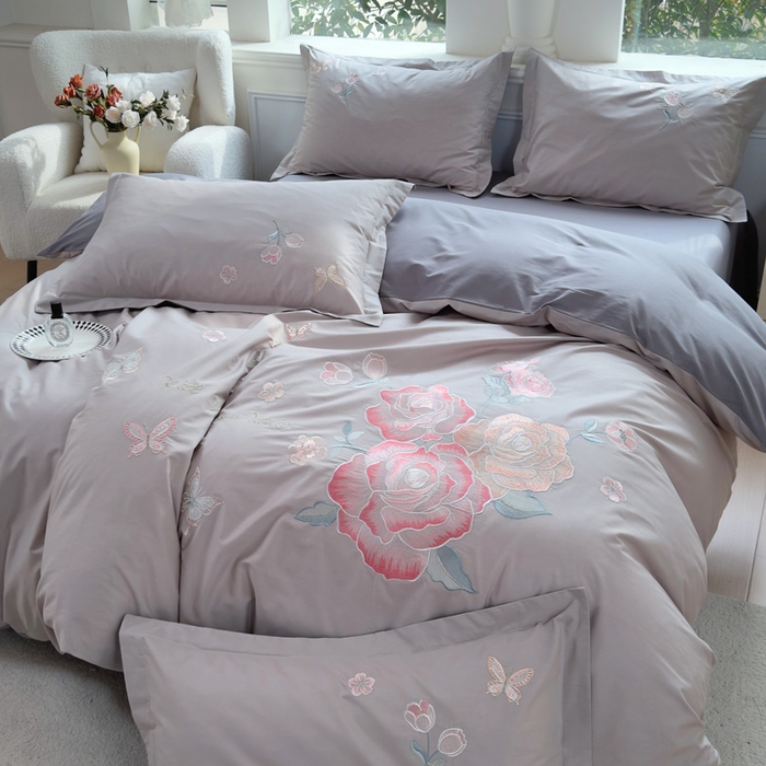 91家纺网 家纺一手货源 找家纺 铭博家纺 2026新款13372新款100%全棉刺绣工艺款四件套-蝶舞玫瑰系列 蝶舞玫瑰-雅致灰