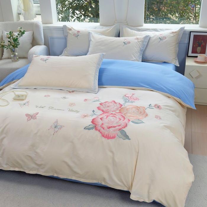 91家纺网 家纺一手货源 找家纺 铭博家纺 2026新款13372新款100%全棉刺绣工艺款四件套-蝶舞玫瑰系列 蝶舞玫瑰-米蓝