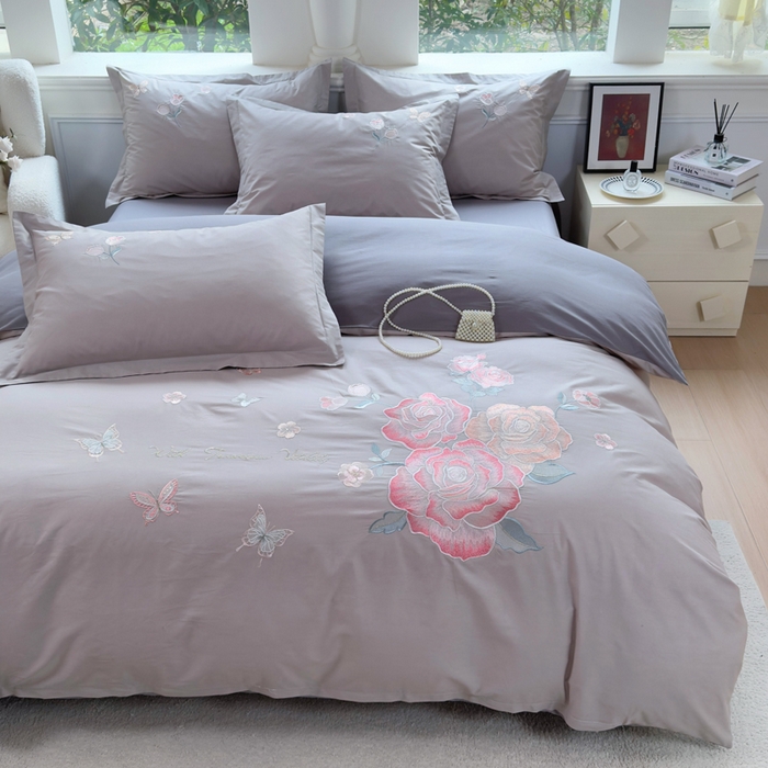 91家纺网 家纺一手货源 找家纺 铭博家纺 2026新款13372新款100%全棉刺绣工艺款四件套-蝶舞玫瑰系列 蝶舞玫瑰-雅致灰