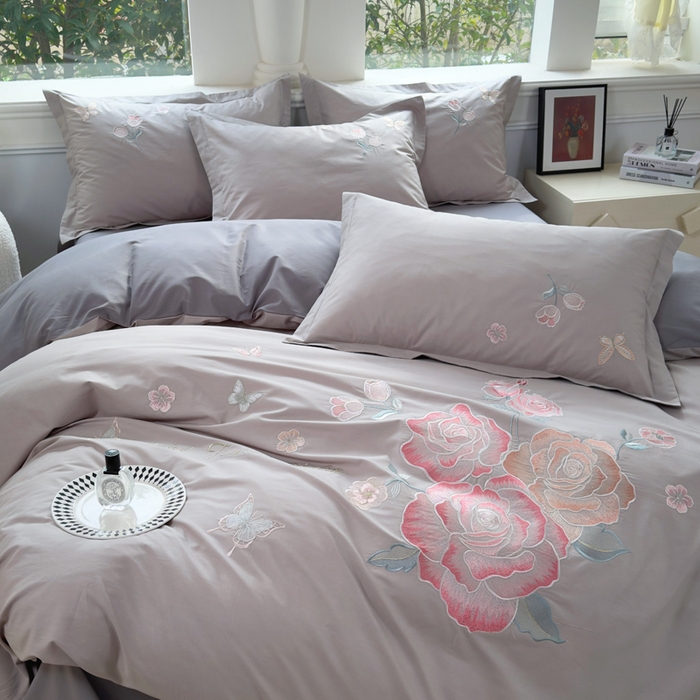 91家纺网 家纺一手货源 找家纺 铭博家纺 2026新款13372新款100%全棉刺绣工艺款四件套-蝶舞玫瑰系列 蝶舞玫瑰-雅致灰