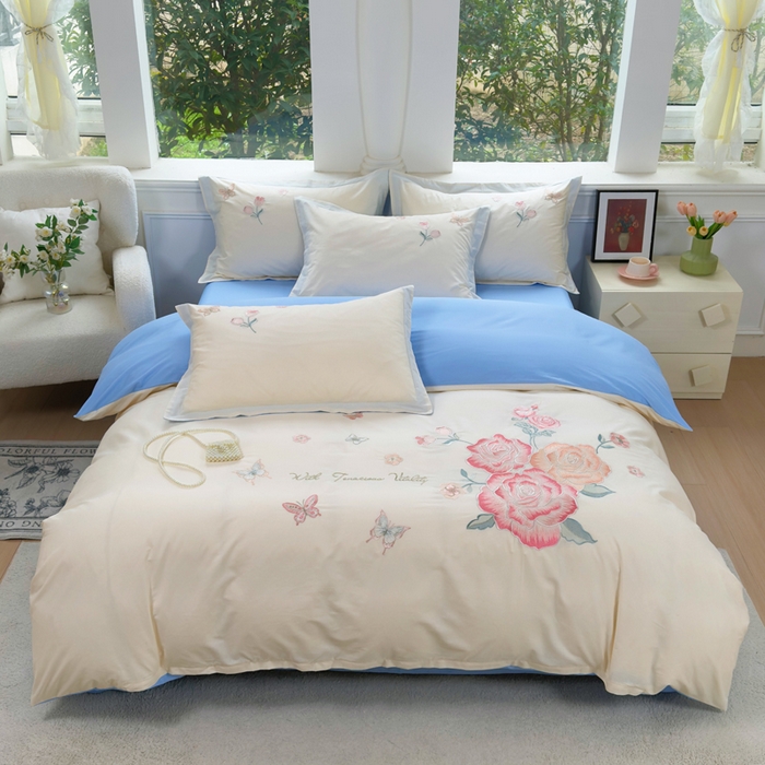 91家纺网 家纺一手货源 找家纺 铭博家纺 2026新款13372新款100%全棉刺绣工艺款四件套-蝶舞玫瑰系列 蝶舞玫瑰-米蓝